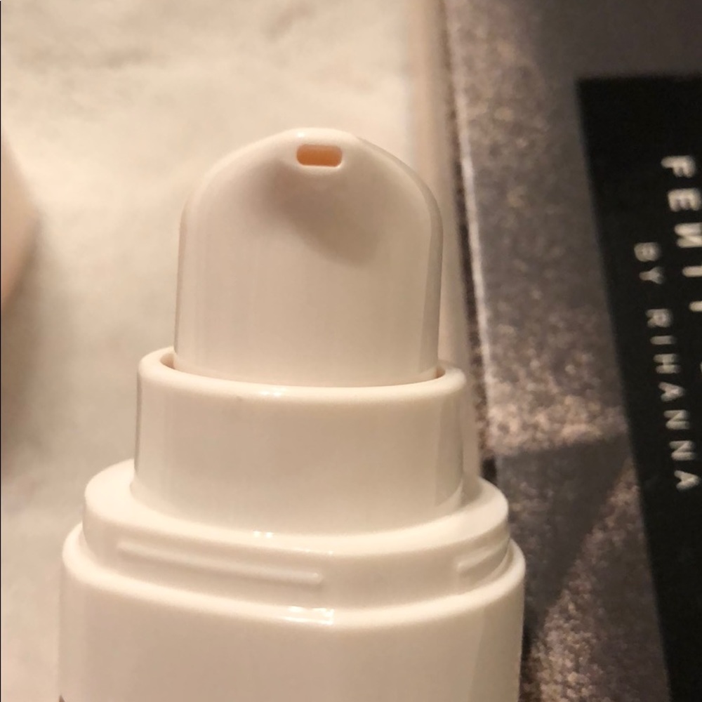 Fenty 350 Pro Filt’r Soft Matte Foundation - Picture 3 of 4